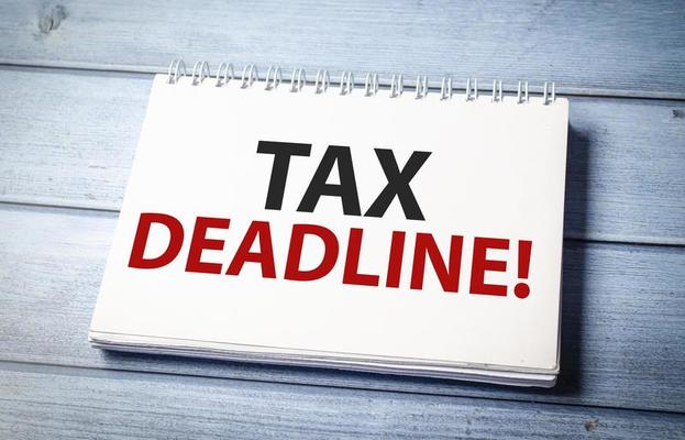 notepad-with-text-tax-deadline-on-wooden-background-free-photo